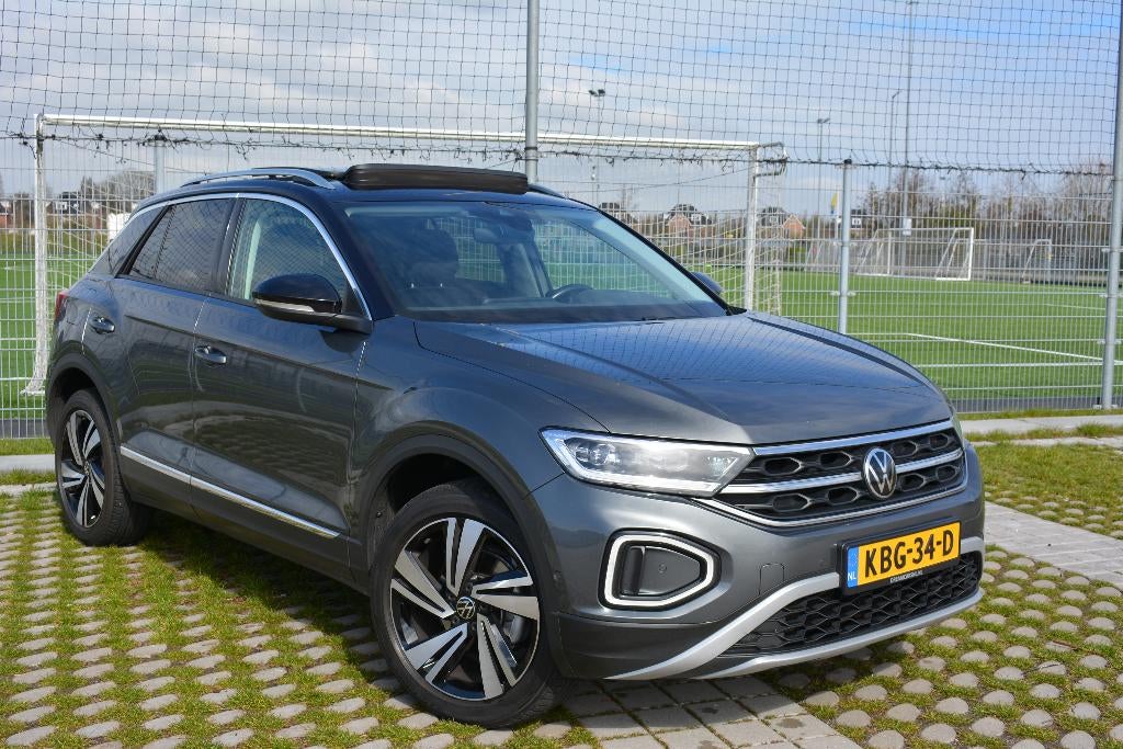 VW T-Roc 1.5 TSI 150pk 7-DSG,Pano,Camera,KeylessGo,IQ LED!!!, 1498 cc, Zwart, 4 cilinders, 150 pk
