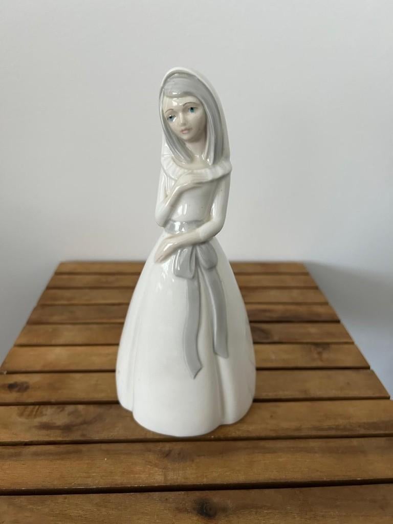 Porseleinen beeldje van een vrouw van het merk Lladro., Verzamelen, Beelden en Beeldjes, Ophalen of Verzenden, Zo goed als nieuw