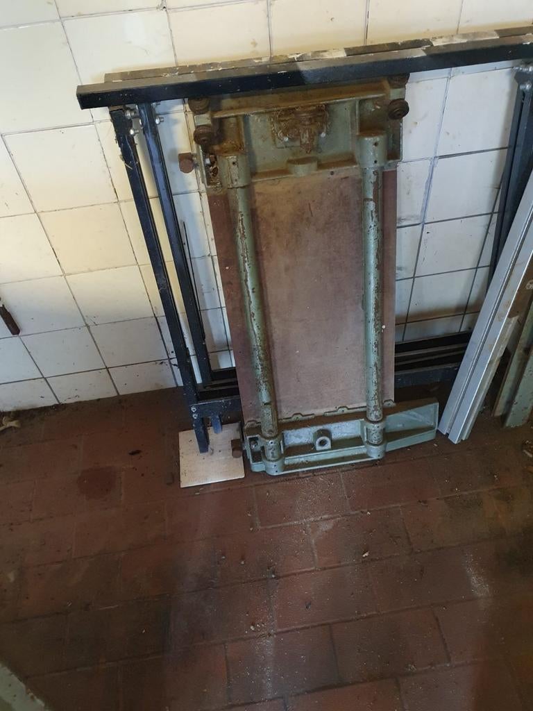 Rapid Maschinenbau zaagtafel op krachtstroom, Ophalen