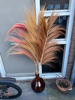 Bruine vaas met roze en bruine veren, Huis en Inrichting, Woonaccessoires | Vazen, Ophalen, Gebruikt, Overige kleuren, Glas