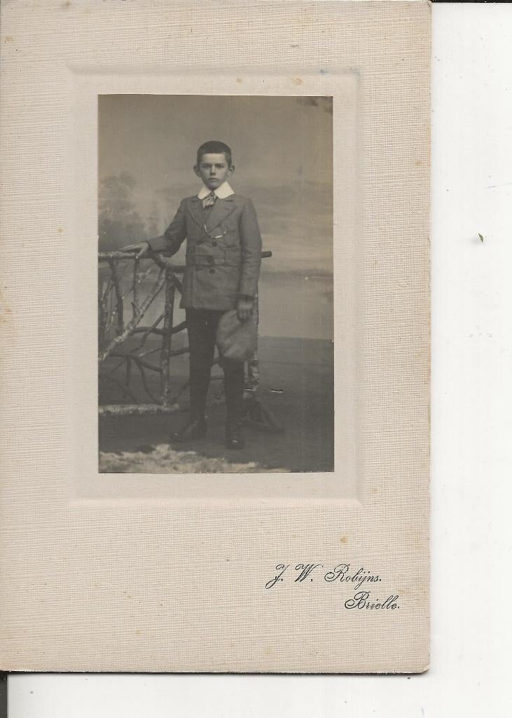 Brielle Kabinetsfoto Jongeman met pet bij hek JW Robijns, Ophalen of Verzenden, Voor 1920, Ongelopen, Zuid-Holland