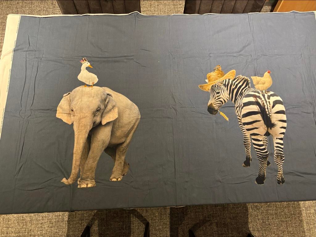 Mooie paneelstof met olifant en zebra, Hobby en Vrije tijd, Stoffen en Lappen, 120 cm of meer, Katoen, Verzenden, Blauw
