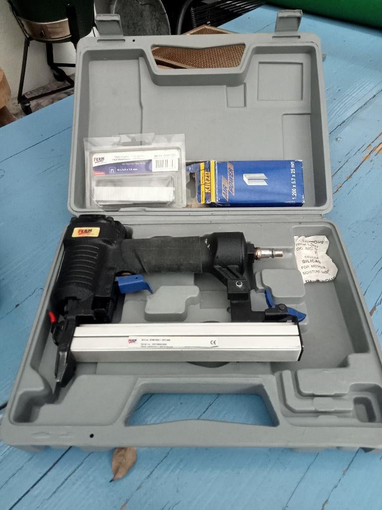 Elektrische tacker, Ophalen, Zo goed als nieuw