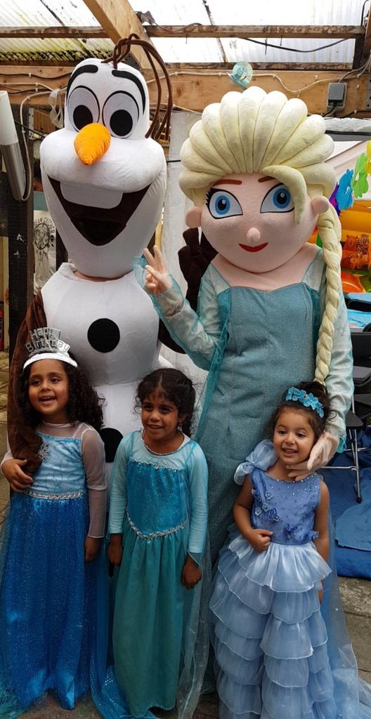 Elsa & olaf mascotte frozen, Hobby en Vrije tijd, Feestartikelen | Verhuur, Ophalen of Verzenden, Zo goed als nieuw, Verjaardag