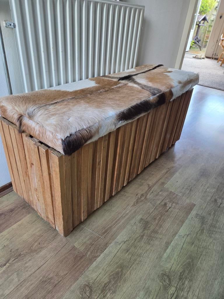 Unieke houten bank met koeienhuid bekleding, Ophalen, Gebruikt, Rustiek, Landelijk, Modern, 50 tot 75 cm