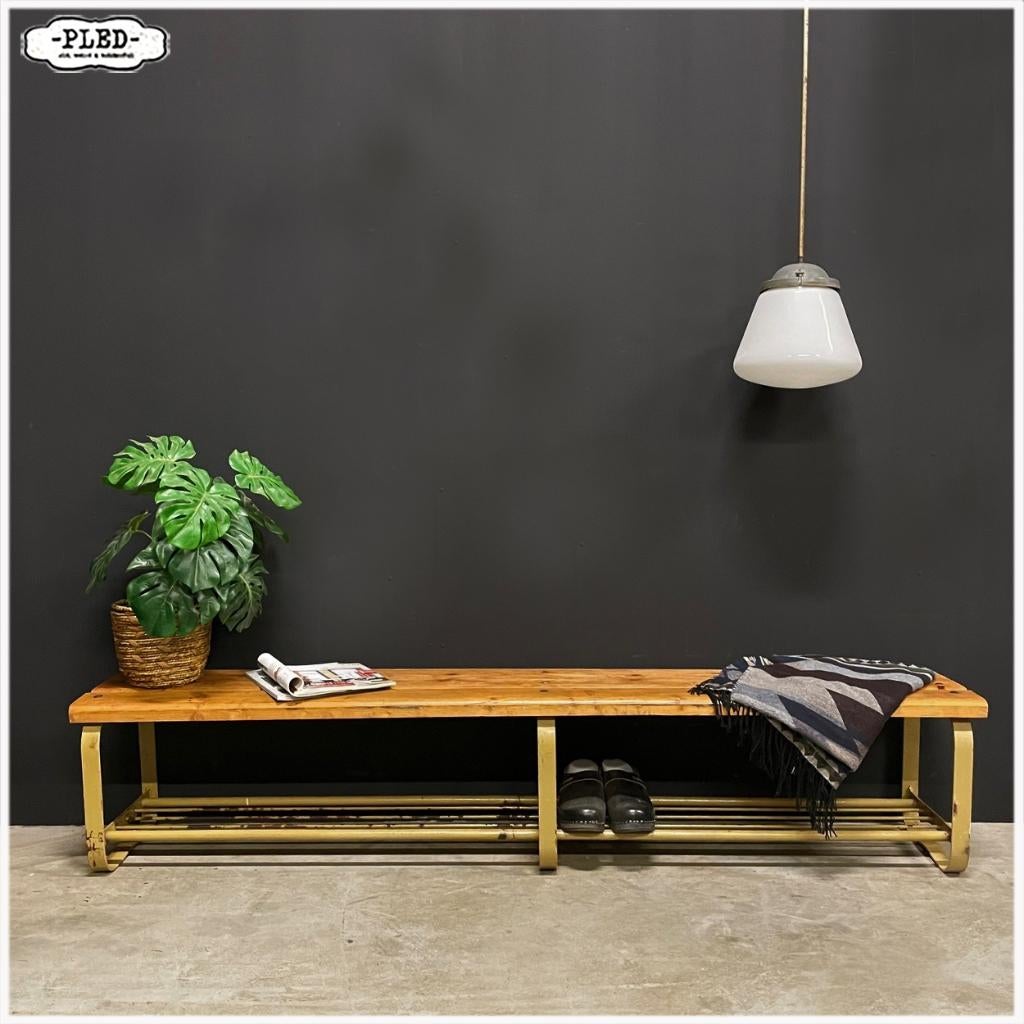 Oude sportschoolbank met schoenenrek uit Tsjechie, Ophalen, Gebruikt, Nb, Nb