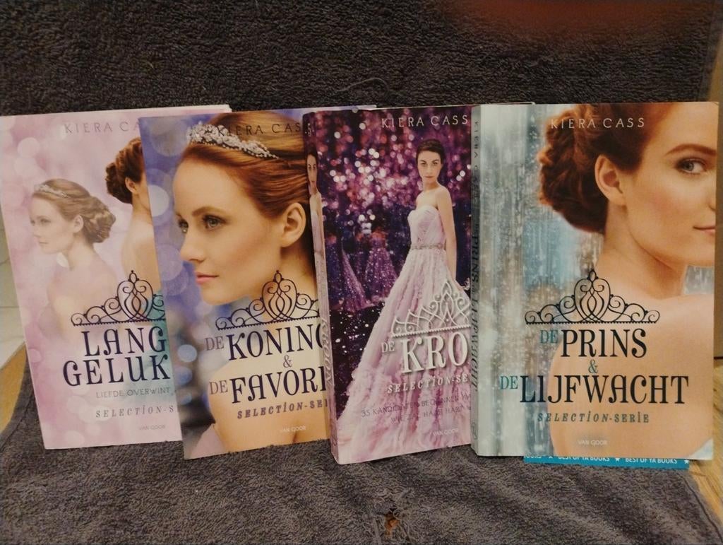De Selectie Serie - Kiera Cass (4 boeken), Boeken, Romans, Zo goed als nieuw, Nederland, Ophalen of Verzenden