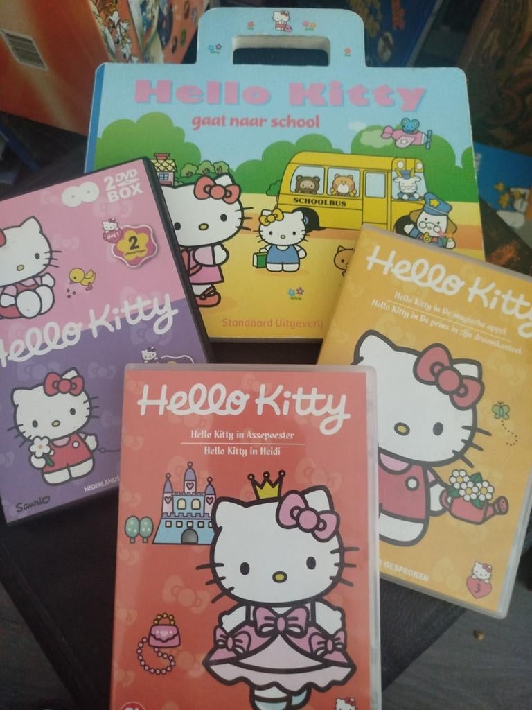 HELLO KITTY GAAT NAAR SCHOOL DRAAG BOEKJE + 3 DVD COLLECTIE, Fictie algemeen, Ophalen of Verzenden, Zo goed als nieuw, Standaard uitgeverij