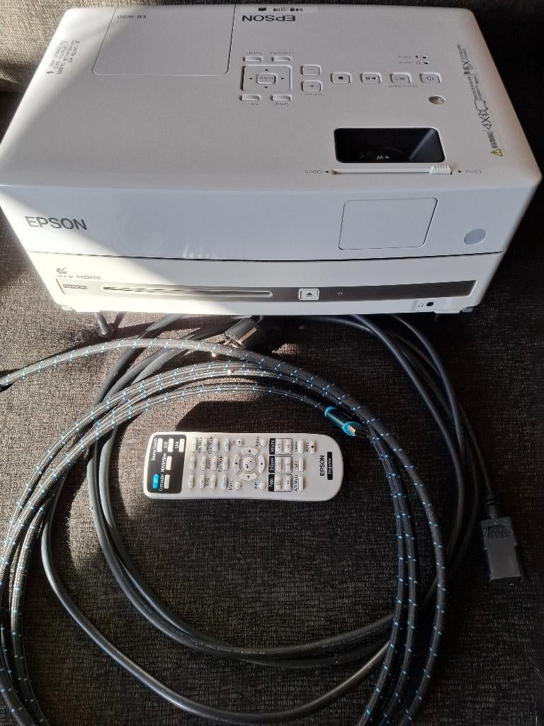 Epson beamer + iVisions elektrisch projectiescherm, Audio, Tv en Foto, Beamers, Ophalen, Gebruikt, Epson beamer + iVisions elektrisch projectiescherm