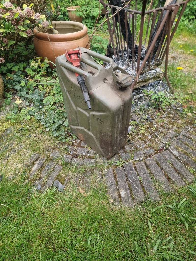 Oude benzine jerrycan met schenktuit, Ophalen of Verzenden