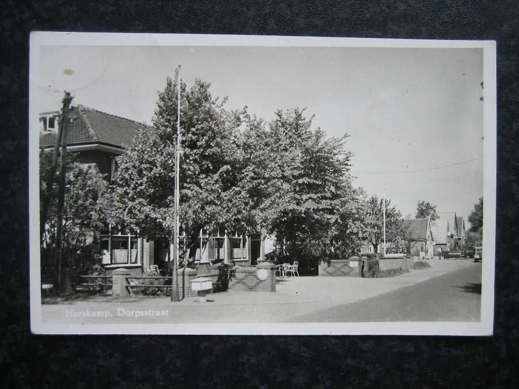 HARSKAMP dorpsstraat met rechthoekige ANWB paddestoel  1956, Ophalen of Verzenden, 1940 tot 1960, Gelderland