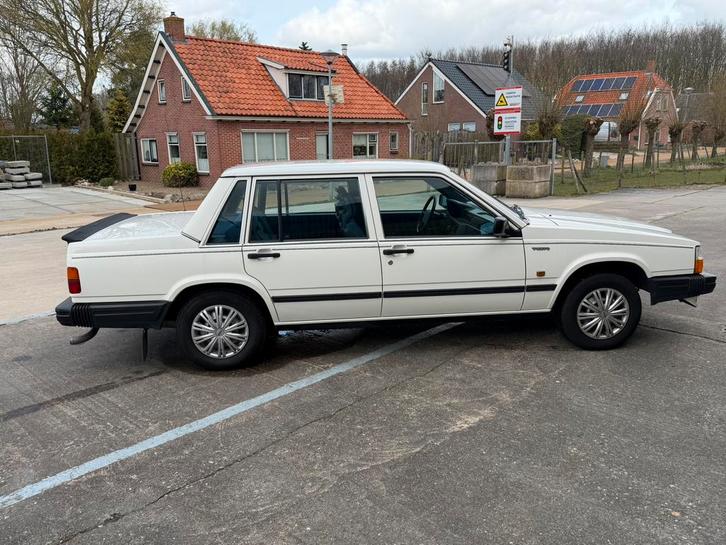 Volvo 740 2.3 GL 1985 Wit, Auto's, Volvo, Particulier, Trekhaak, Benzine, Sedan, Handgeschakeld, Origineel Nederlands, Wit, Blauw