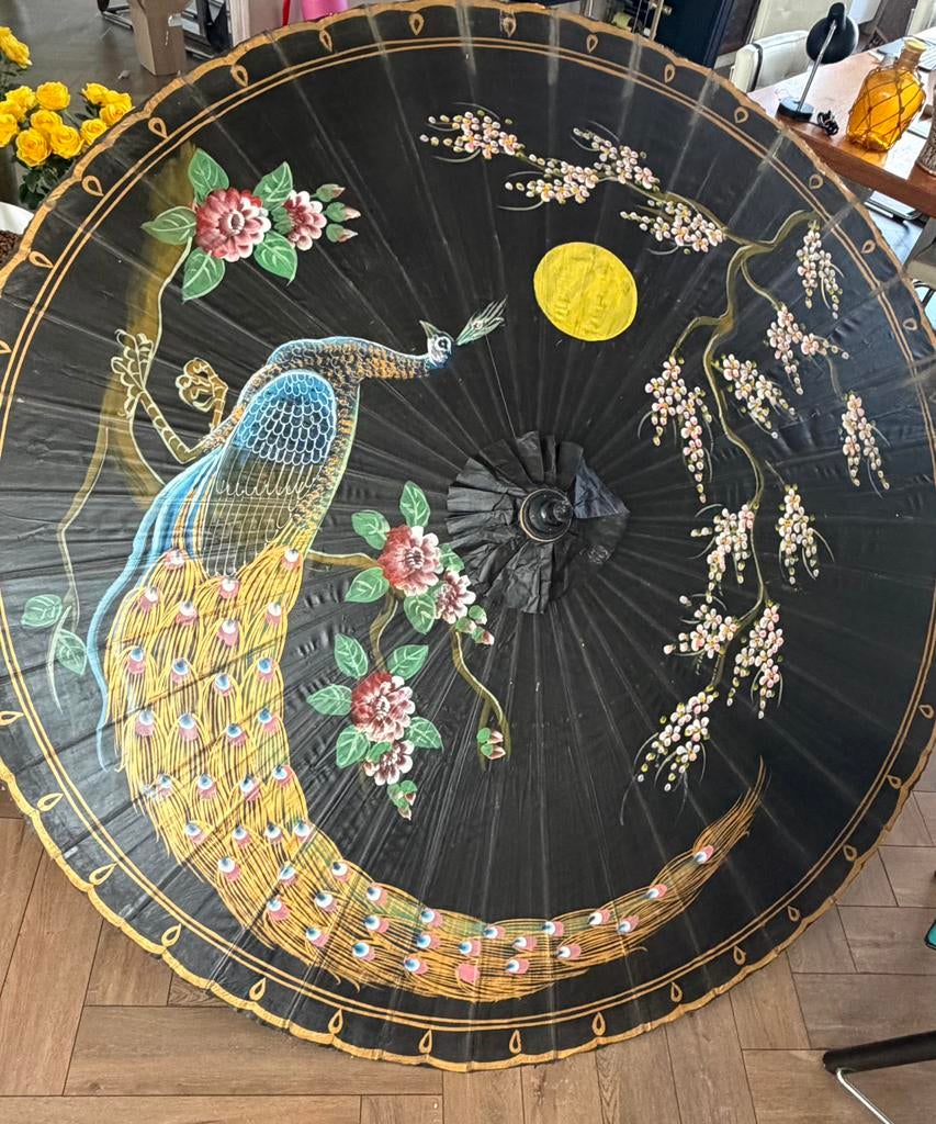 Prachtige grote vintage tuin parasol uit Thailand met pauw, Ophalen of Verzenden, Gebruikt, 2 tot 3 meter, Overige typen