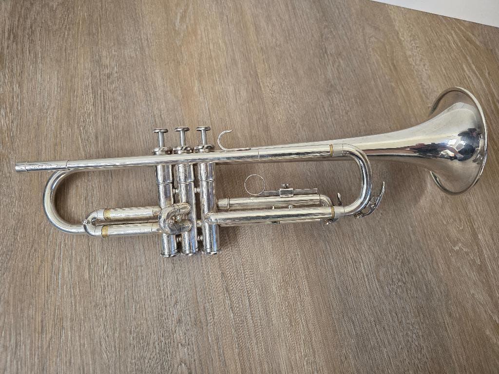 Trompet Yamaha YTR2320S, Muziek en Instrumenten, Blaasinstrumenten | Trompetten, Gebruikt, Bes-trompet, Met koffer, Ophalen of Verzenden