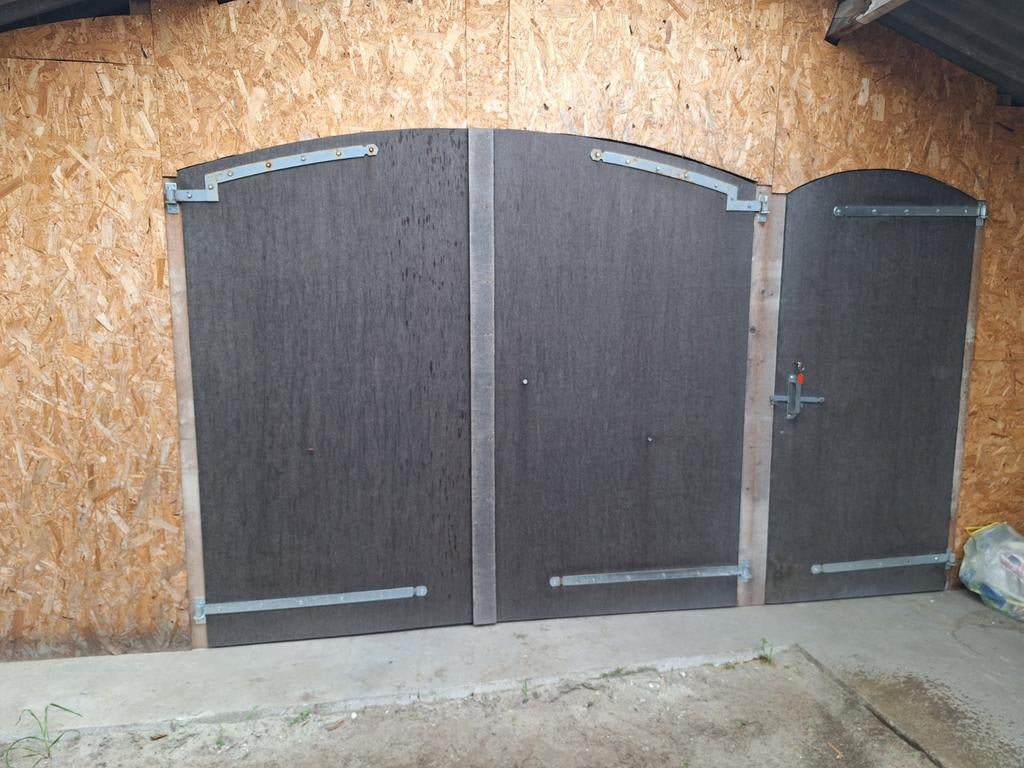 Betonplex deuren met loopdeur en hanghaken, Gebruikt, Ophalen of Verzenden, Buitendeur, Hout