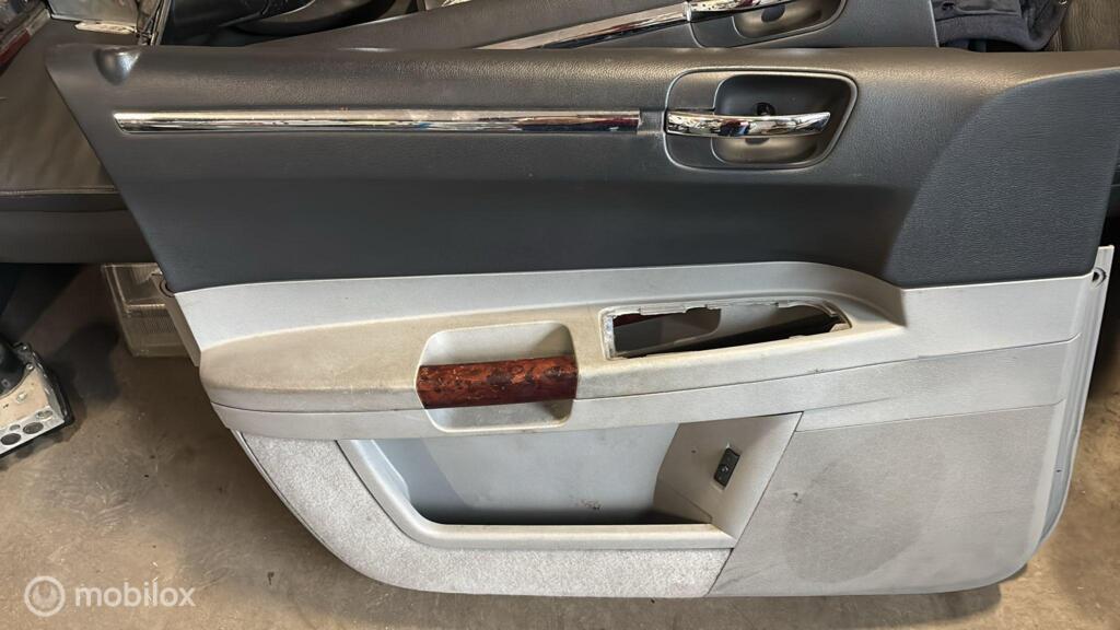 Deurpaneel linksvoor  4-deurs Chrysler 300C ('04-'11), Gebruikt, Crysler, Chrysler, Ophalen of Verzenden