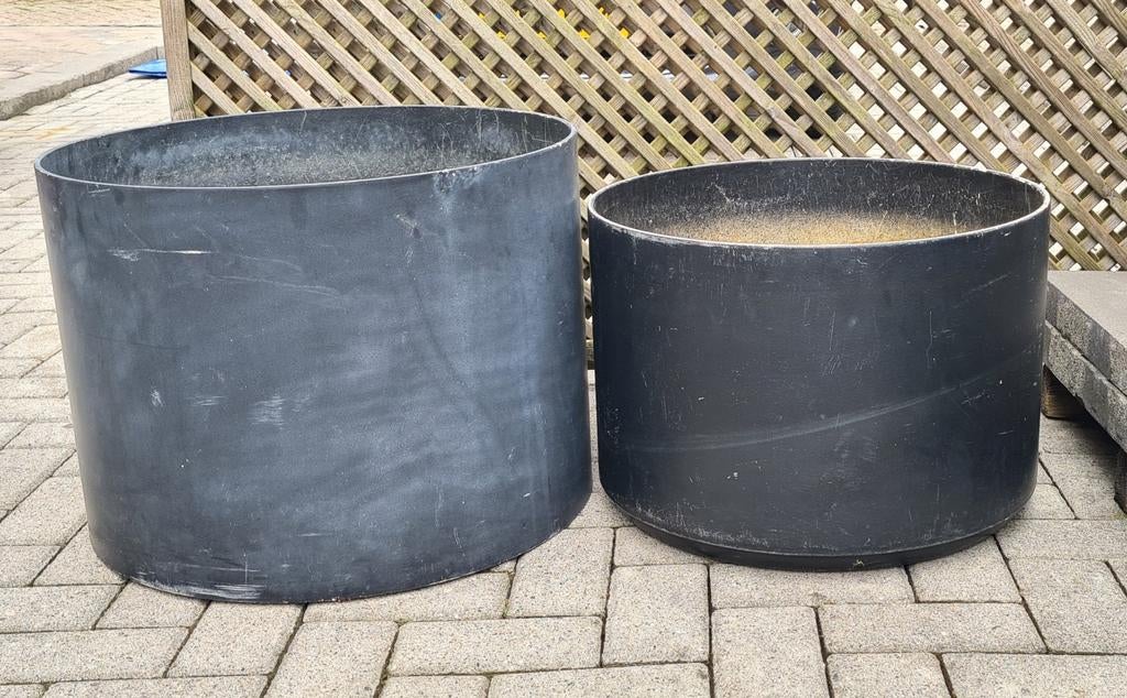 2 Grote ronde buitenpotten voor tuin of balkon, Ophalen, Kunststof, Gebruikt, Minder dan 60 cm