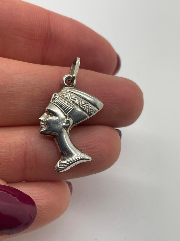 D552 Prachtige zilveren hanger nefertiti, Overige voorstellingen, Ophalen of Verzenden, X, Zilver