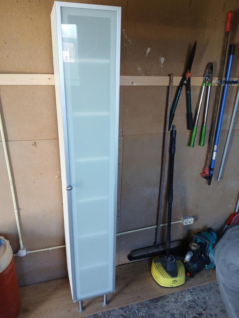 Badkamerkast 196x30x39 met lichte beschadiging, Huis en Inrichting, Badkamer | Badkamermeubels, Ophalen