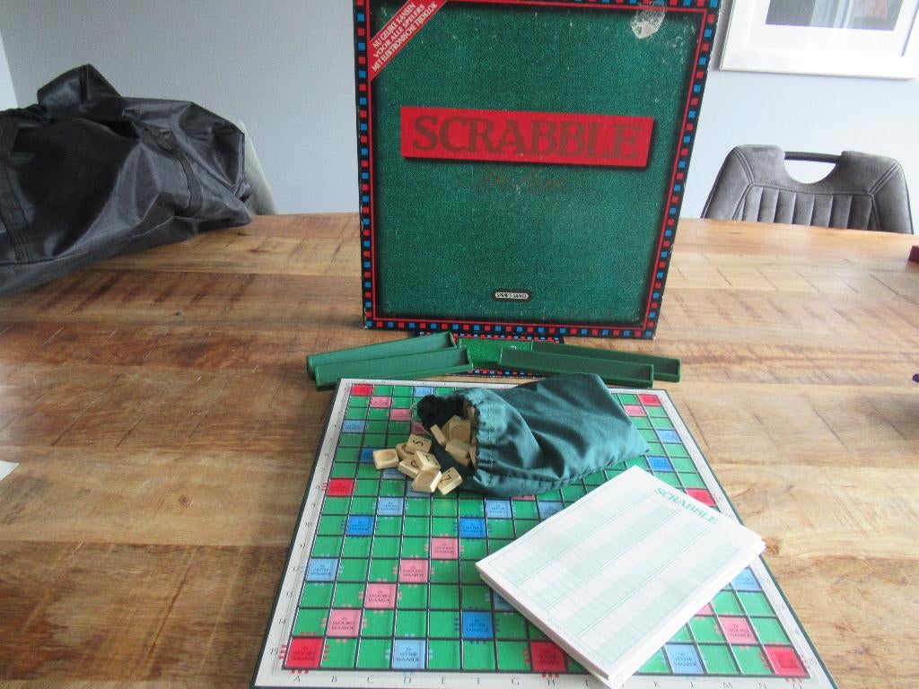 Groot spel Scrabble De Luxe met opstaande randen draaitafel, Hobby en Vrije tijd, Ophalen of Verzenden, Gebruikt, Jumbo