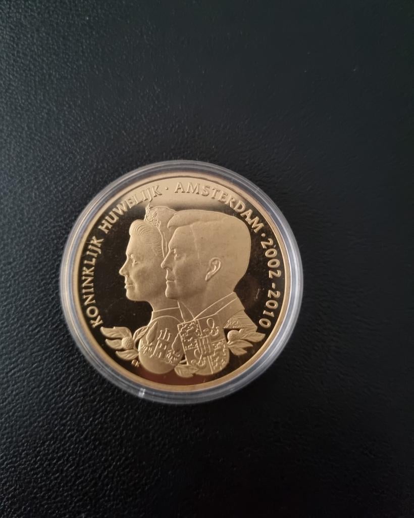 Goudkleurige 10 Florin huwelijk Willem Alexander en Maxima, Postzegels en Munten, Munten | Nederland, Ophalen of Verzenden, Koningin Beatrix