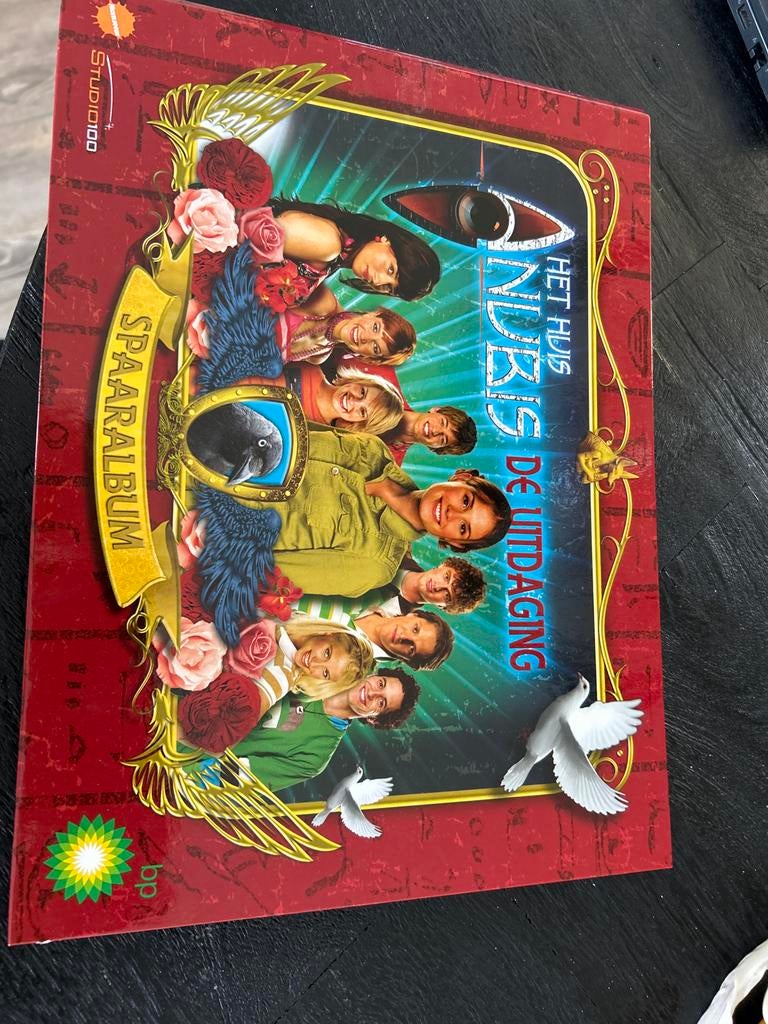 Spaaralbum Het Huis Anubis "De Uitdaging" met kaarten, Hobby en Vrije tijd, Stickers en Plaatjes, Gebruikt, Meerdere plaatjes