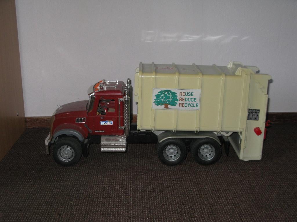 Bruder vuilniswagen, Ophalen, Zo goed als nieuw