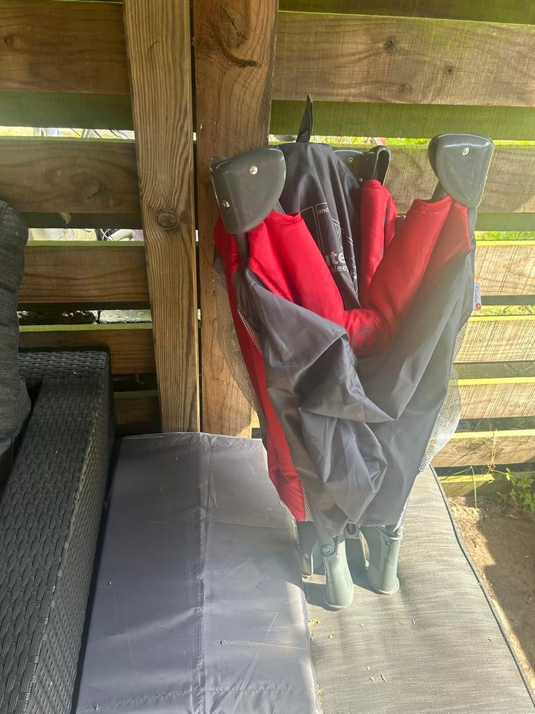 GRATIS!!! opvouwbaar campingbedje - Rood/Grijs, Ophalen of Verzenden, Gebruikt, Rechthoekig