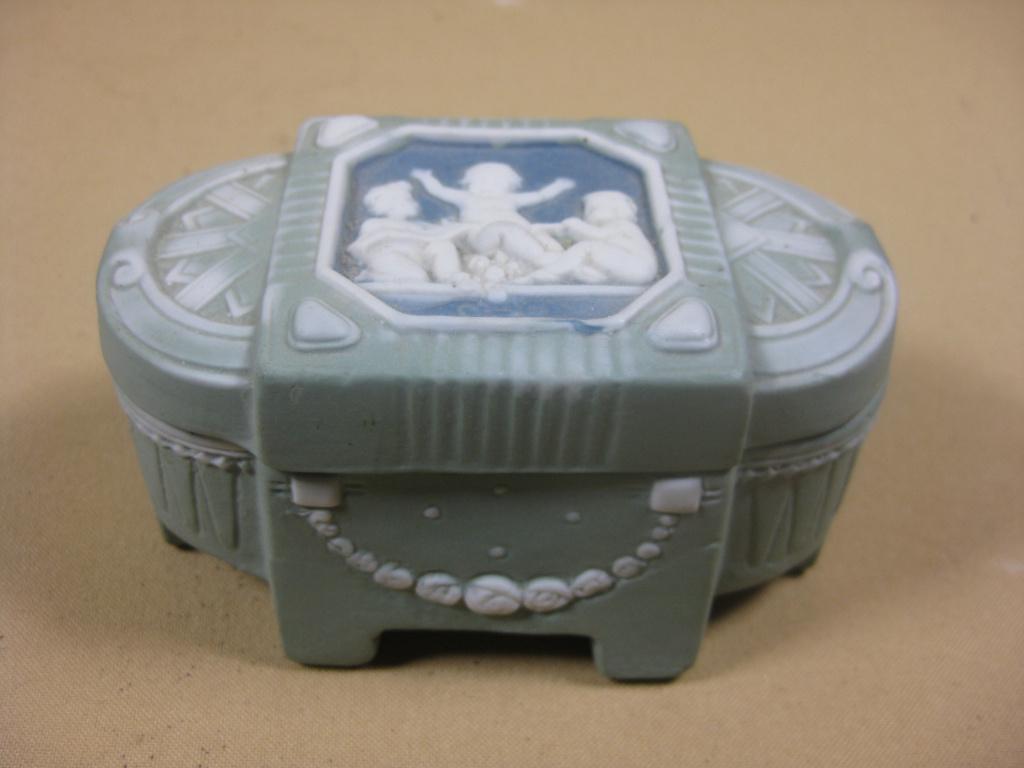 Duits jasperware doosje met kinderen Wedgwood, Antiek en Kunst, Antiek | Porselein, Ophalen of Verzenden