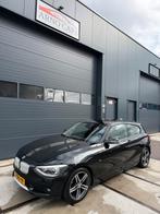 BMW 1-Serie 116i 3DR 2014 Zwart - COMPLEET IN ORDE - APK ✅, 1-Serie, 4 cilinders, USB, Zwart