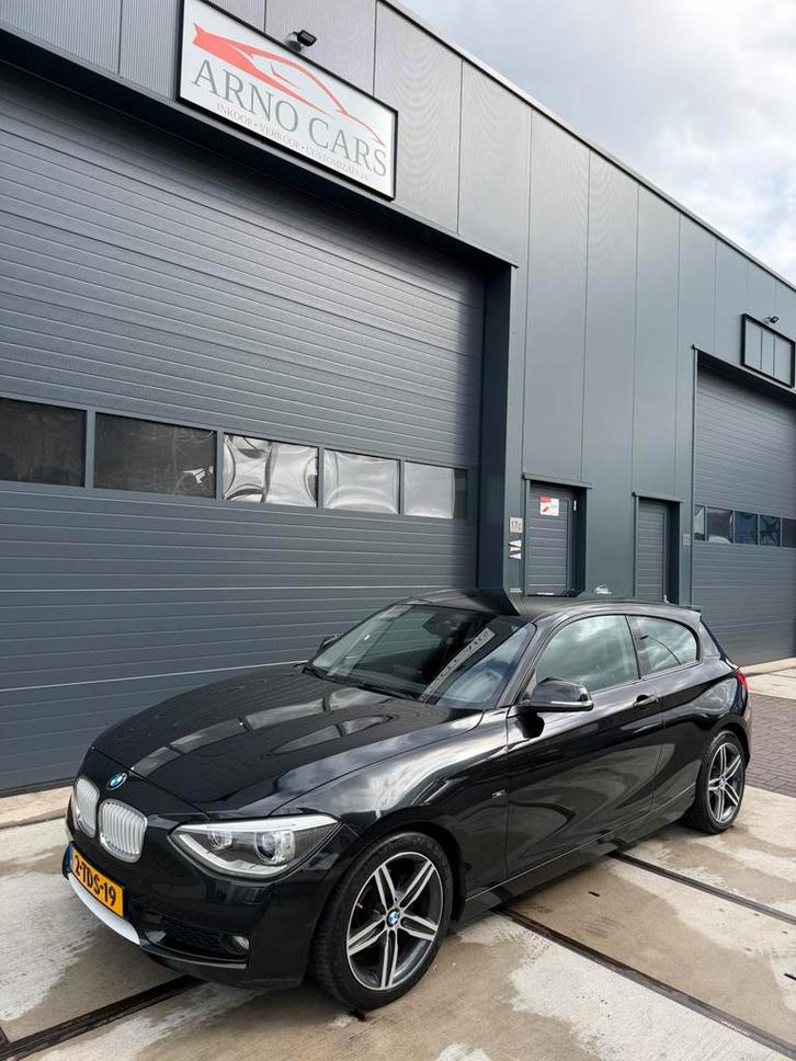 BMW 1-Serie 116i 3DR 2014 Zwart - COMPLEET IN ORDE - APK ✅, Auto's, BMW, Bedrijf, 1-Serie, ABS, Adaptieve lichten, Airbags, Airconditioning