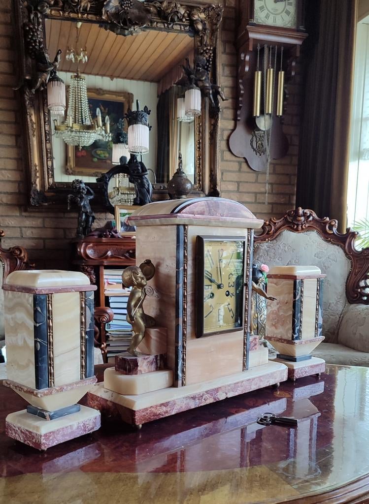 Marmeren klok met cherubijnen en twee vazen, Antiek en Kunst, Antiek | Klokken, Ophalen