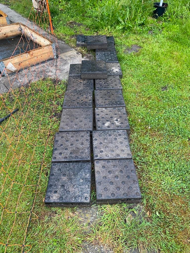18 rubberen tegels 30x30 cm - Ideaal voor buiten, Tuin en Terras, Ophalen, Gebruikt, Rubber, Minder dan 5 m²