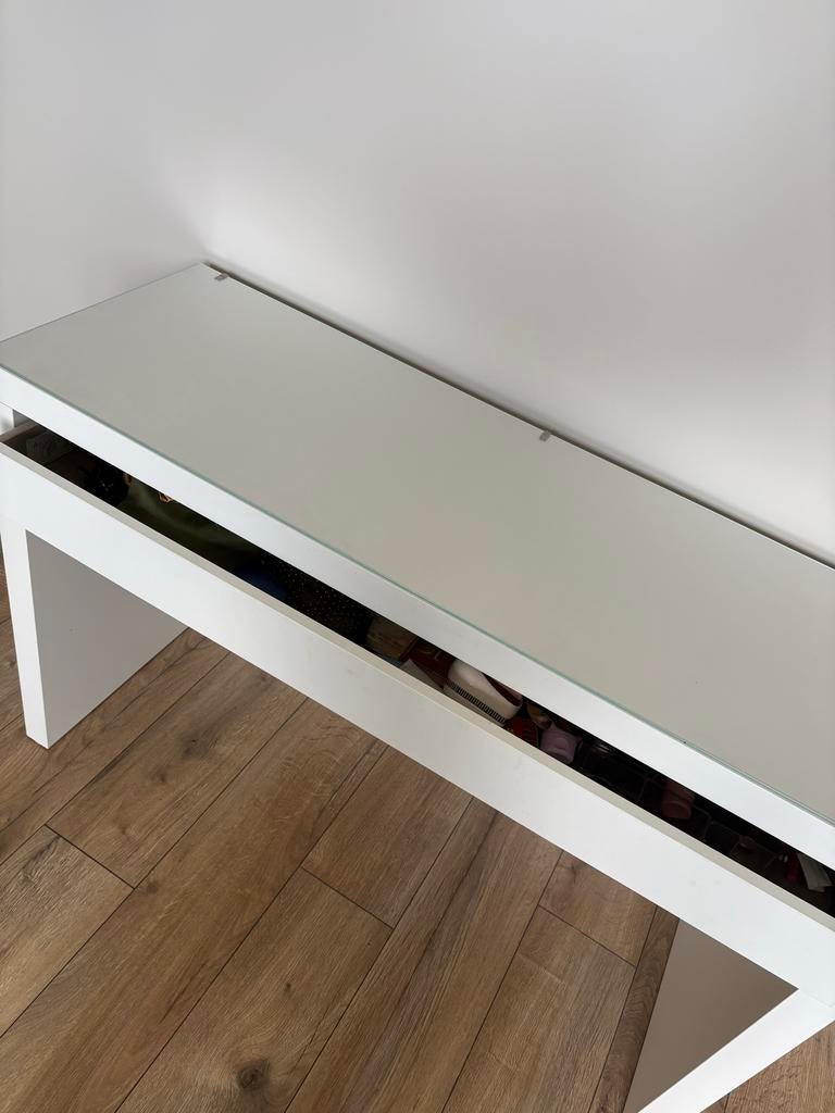 Witte sidetable met glazen blad, Gebruikt, 100 tot 150 cm, Ophalen of Verzenden, Glas