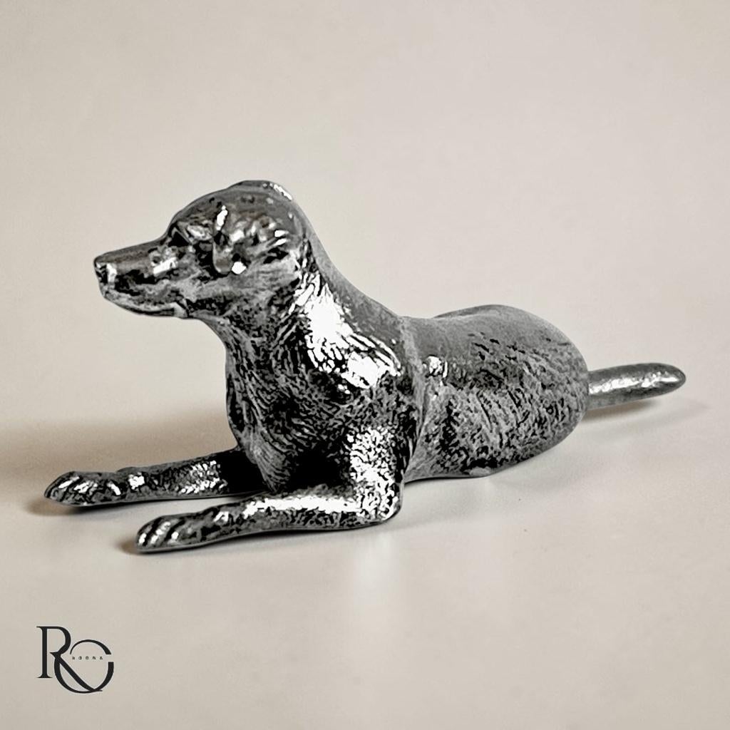 Handgegoten Zilveren Liggende Hond Miniatuur, Ophalen of Verzenden, Zilver