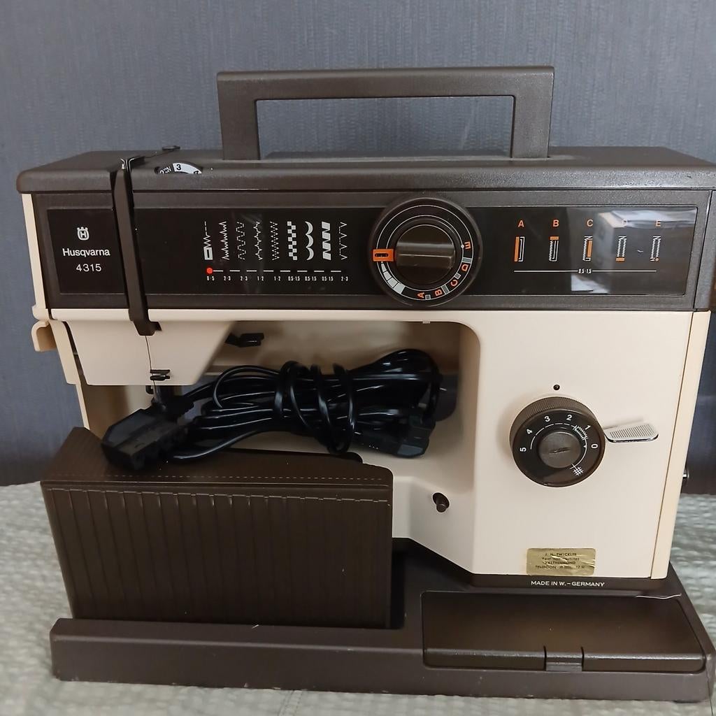 Naaimachine husqvarna werkt prima, Hobby en Vrije tijd, Naaimachines en Toebehoren, Ophalen, Gebruikt, Naaimachine, Husqvarna