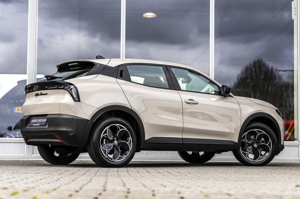 Alfa Romeo Junior Elettrica 54 kWh | ACC | SOH 97%, Auto's, Alfa Romeo, Stof, Gebruikt, Zwart, USB