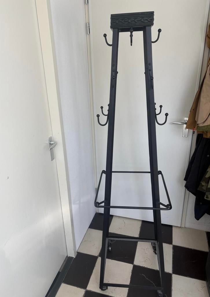 Zwarte IJzeren Kapstok op Wielen, Ophalen, Zo goed als nieuw, Metaal, Staande kapstok