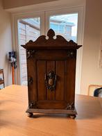 Antiek houten wandkastje met sierbeslag, Antiek en Kunst, Ophalen of Verzenden
