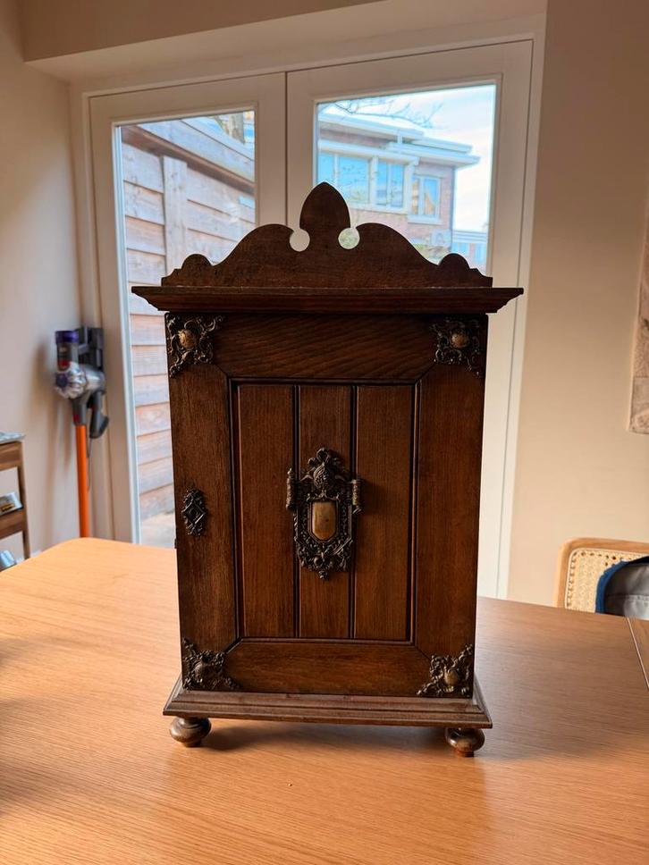 Antiek houten wandkastje met sierbeslag, Antiek en Kunst, Antiek | Meubels | Kasten, Ophalen of Verzenden