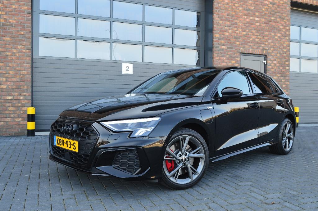 Audi A3 Sportback 45 TFSI e 245pk S-line 2022 Zwart, Auto's, Audi, 77 km/l, Euro 6, 4 cilinders, Zwart
