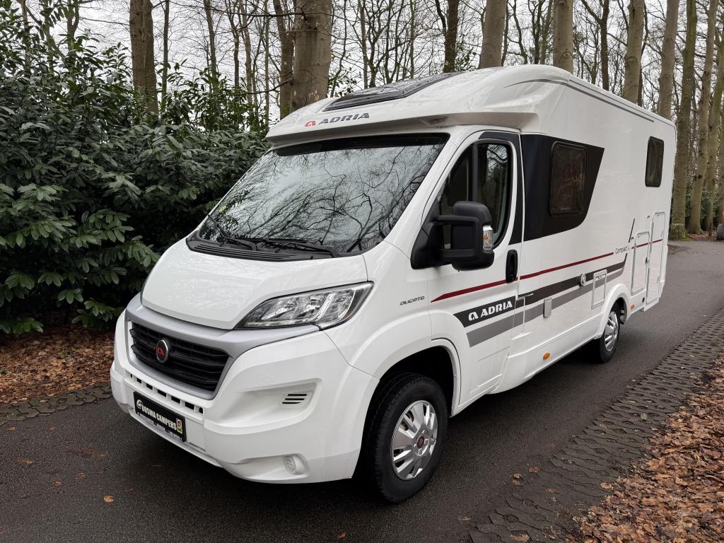 Adria Compact PLUS SL Enkele Bedden 43000 km Airco 2017, Caravans en Kamperen, Campers, Airbags, Ringverwarming, Bedrijf, Tot en met 3