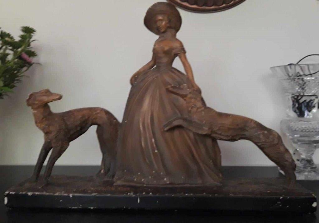 Art-Nouveau beeld; Dame met 2 Hazewindhonden., Antiek en Kunst, Kunst | Beelden en Houtsnijwerken, Ophalen, Gips, 50 - 100 cm