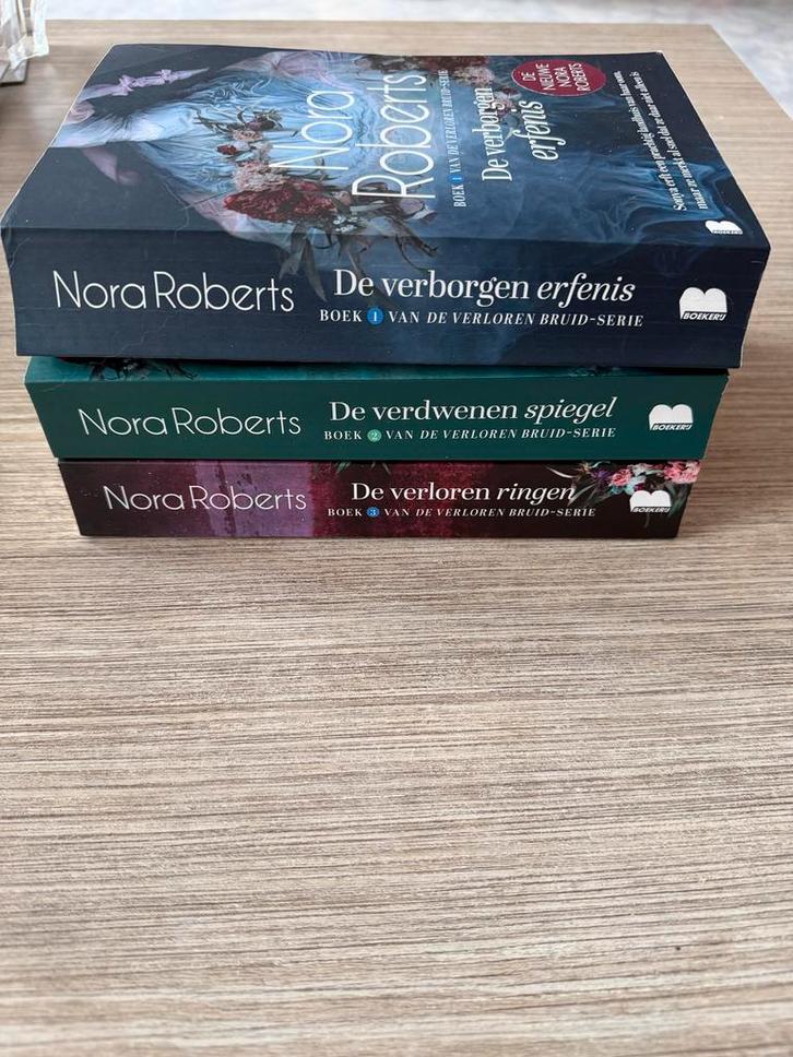 Nora Roberts - De verloren bruid serie (3 boeken), Boeken, Romans, Zo goed als nieuw, Ophalen of Verzenden