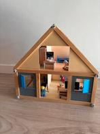 Houten poppenhuis met meubels en poppetjes, Ophalen, Gebruikt, Poppenhuis