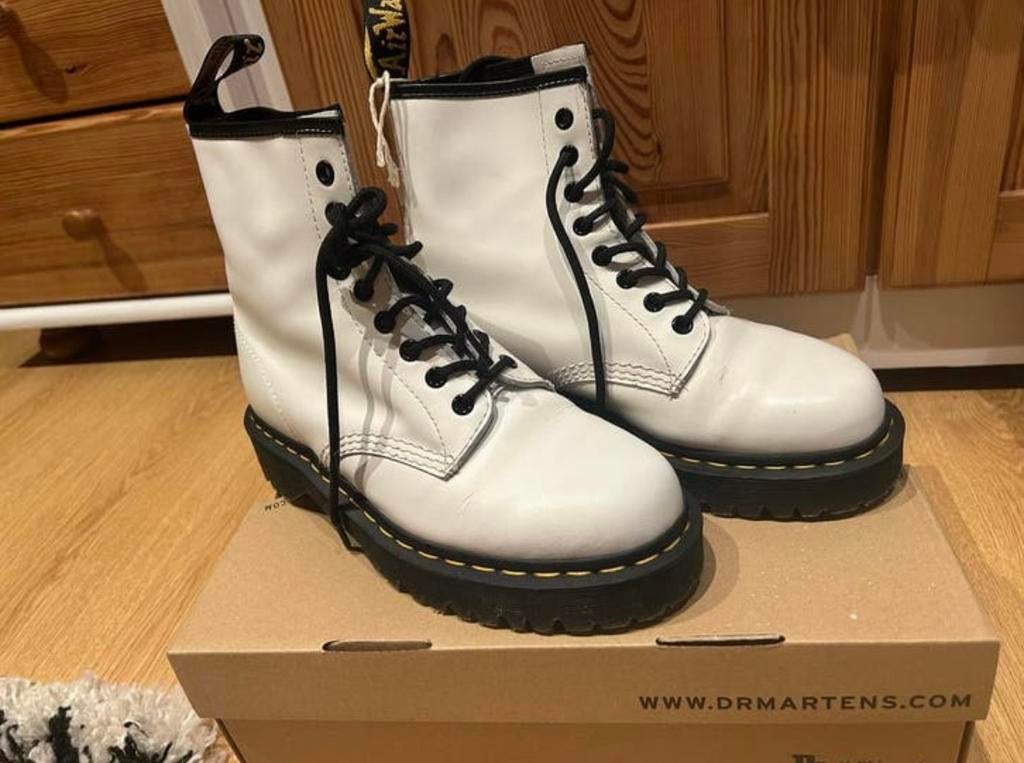 Witte Dr. Martens maat 39, Kleding | Dames, Schoenen, Wit, Lage of Enkellaarzen, Ophalen of Verzenden, Zo goed als nieuw