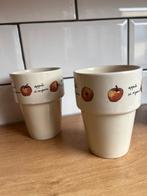 Twee leuke aardewerk bekers met appel design  Jet ter Steege, Gebruikt, Ophalen of Verzenden, Overige stijlen, Kop(pen) en/of Schotel(s)