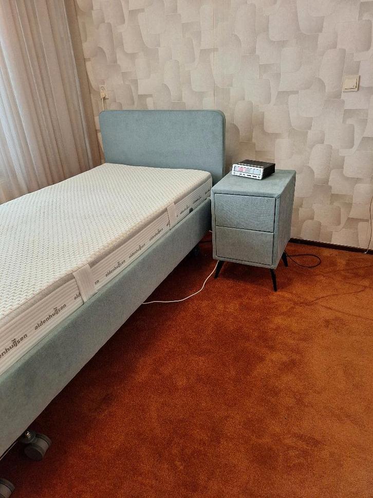 Bed met nachtkastje en matras., Huis en Inrichting, Slaapkamer | Bedden, Zo goed als nieuw, Eenpersoons, 90 cm, 200 cm, Stof, Verstelbaar