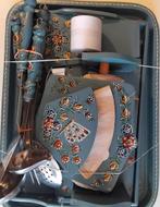 een uitgebreide set vintage Hindeloopen keukengerei, Ophalen of Verzenden, Handnade, Weet niet, Hindrloopen