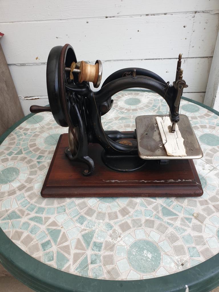 Antiek naaimachine., Antiek en Kunst, Antiek | Naaimachines, Ophalen of Verzenden